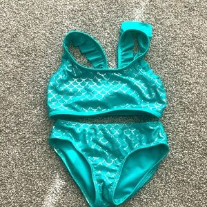 Two piece swimsuit size 6
never worn